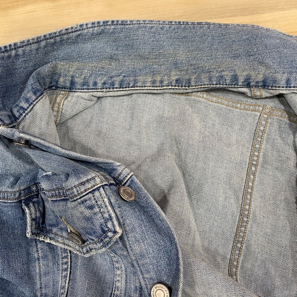 Lucky Brand Classic Jean Jacket in Blue Wash Denim Distressed Style Size Small - Picture 12 of 13
